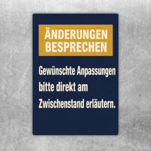 Änderungen besprechen Aufkleber im Retro-Stil mit zwei Personen am Modell und Hinweis zu Anpassungen am Zwischenstand.