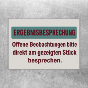 Aufkleber Ergebnisbesprechung im Querformat mit Teamillustration und Hinweis zu offenen Beobachtungen am Stück.