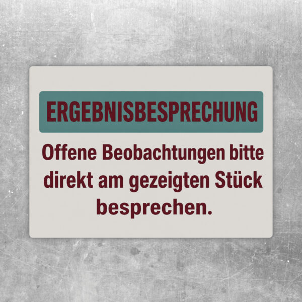 Aufkleber Ergebnisbesprechung im Querformat mit Teamillustration und Hinweis zu offenen Beobachtungen am Stück.