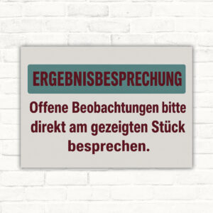Hinweisschild „ERGEBNISBESPRECHUNG“ mit Teamillustration und Text zu offenen Beobachtungen als Schild im Querformat.