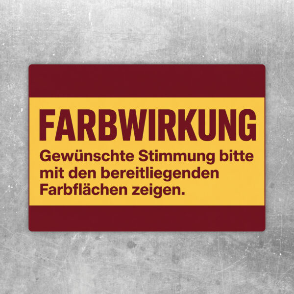 Farbwirkung Aufkleber im Querformat mit Personen, die blaue, gelbe, pinke und türkise Farbflächen zeigen.