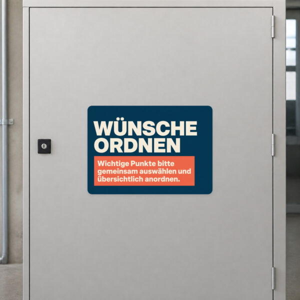 KI-generiertes Anwendungsbeispiel: Aufkleber Wünsche ordnen auf grauer Fläche mit Illustration und violettem Hinweistext.