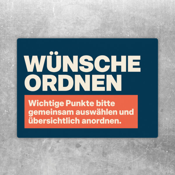 Aufkleber Wünsche ordnen mit drei Personen beim Sortieren farbiger Punkte, cremefarbenes Querformat mit violettem Text.