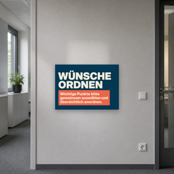 KI-generiertes Anwendungsbeispiel: Schild „Wünsche ordnen“ als bedrucktes Hinweisschild an einer hellen Ziegelwand.