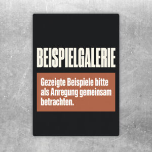 Beispielgalerie Aufkleber im Hochformat mit roter Überschrift, Hinweistext und zwei Personen vor Musterbildern.