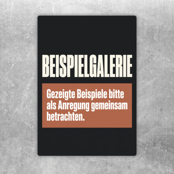 Beispielgalerie Aufkleber im Hochformat mit roter Überschrift, Hinweistext und zwei Personen vor Musterbildern.