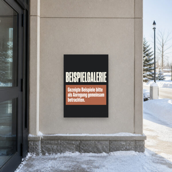 KI-generiertes Anwendungsbeispiel: Beispielgalerie Schild mit zwei Personen vor Musterbildern und Hinweistext.