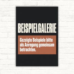 Beispielgalerie Schild mit Text „Gezeigte Beispiele bitte als Anregung gemeinsam betrachten“ und Vintage-Motiv.