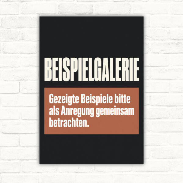Beispielgalerie Schild mit Text „Gezeigte Beispiele bitte als Anregung gemeinsam betrachten“ und Vintage-Motiv.