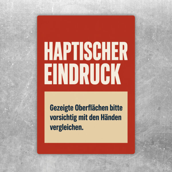 Haptischer Eindruck Aufkleber im Hochformat mit Personen beim vorsichtigen Vergleichen von Oberflächen.