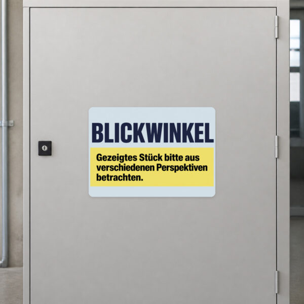 KI-generiertes Anwendungsbeispiel: Blickwinkel Aufkleber auf grauer Fläche mit Kunstmotiv und Hinweis zum Perspektivwechsel.