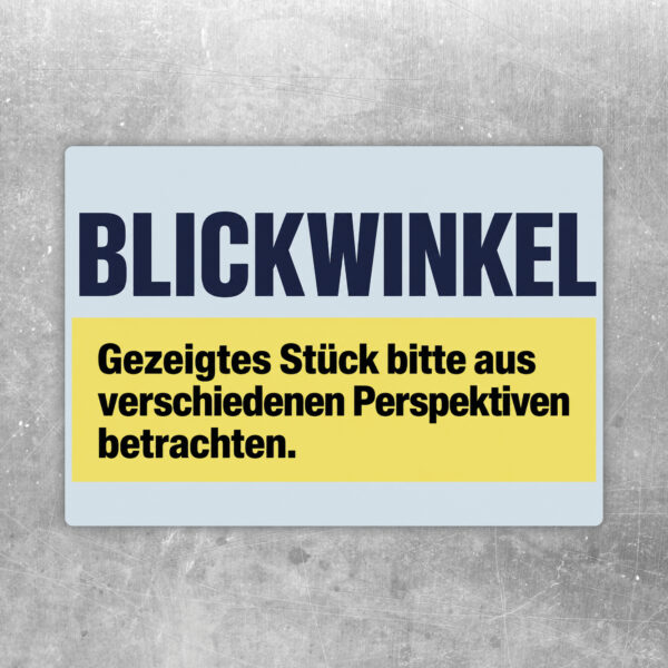 Blickwinkel Aufkleber im Querformat mit farbiger Ausstellungsszene und Hinweis zum Betrachten aus mehreren Perspektiven.