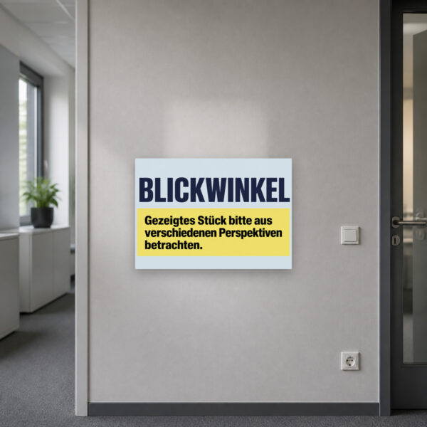 KI-generiertes Anwendungsbeispiel: Blickwinkel Schild – Gezeigtes Stück aus verschiedenen Perspektiven betrachten am passenden Einsatzort mit gut sichtbarem Motiv und klarer Beschriftung.
