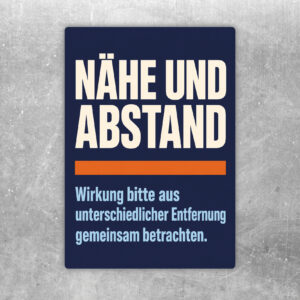 Aufkleber Nähe und Abstand mit Galerie-Szene, zwei Personen und Hinweis zur Wirkung aus unterschiedlicher Entfernung.