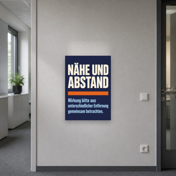 KI-generiertes Anwendungsbeispiel: Hinweisschild „Nähe und Abstand“ an Wand für gemeinsames Betrachten von Kunst.