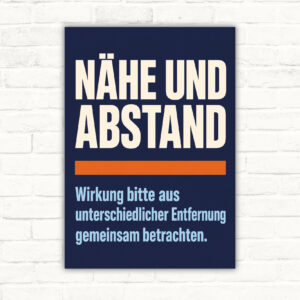Hinweisschild „Nähe und Abstand“ mit Galerieszene und Text zur Betrachtung aus unterschiedlicher Entfernung.