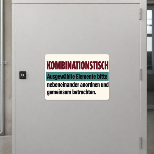 KI-generiertes Anwendungsbeispiel: Kombinationstisch Aufkleber an einer Wand über einem kreativen Gruppentisch.