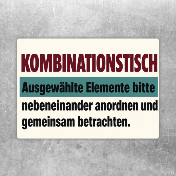 Kombinationstisch Aufkleber mit Personen am Tisch, die farbige Elemente nebeneinander anordnen und betrachten.