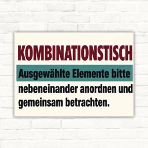Kombinationstisch Schild mit Text „Ausgewählte Elemente bitte nebeneinander anordnen und gemeinsam betrachten“ im Querformat.