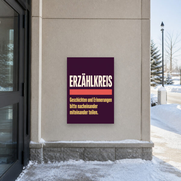KI-generiertes Anwendungsbeispiel: Erzählkreis Schild an Ziegelwand mit Gesprächsrunde-Motiv und Hinweis zum nacheinander Teilen.