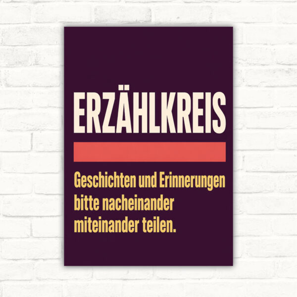 Erzählkreis Schild mit Text „Geschichten und Erinnerungen bitte nacheinander miteinander teilen“ und Gesprächsrunde.
