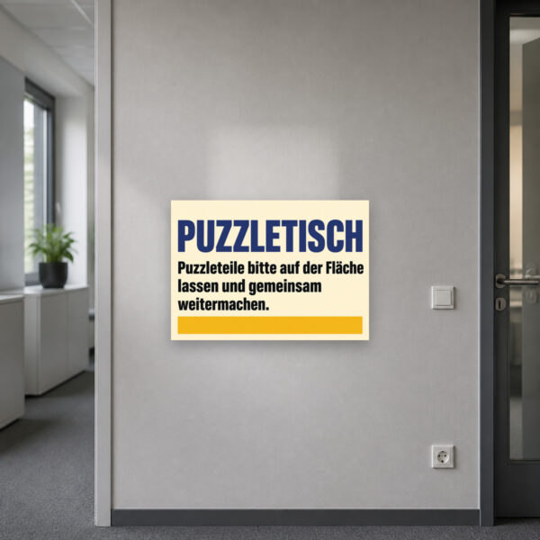 KI-generiertes Anwendungsbeispiel: Hinweisschild Puzzletisch – Puzzleteile auf der Fläche lassen am passenden Einsatzort mit gut sichtbarem Motiv und klarer Beschriftung.