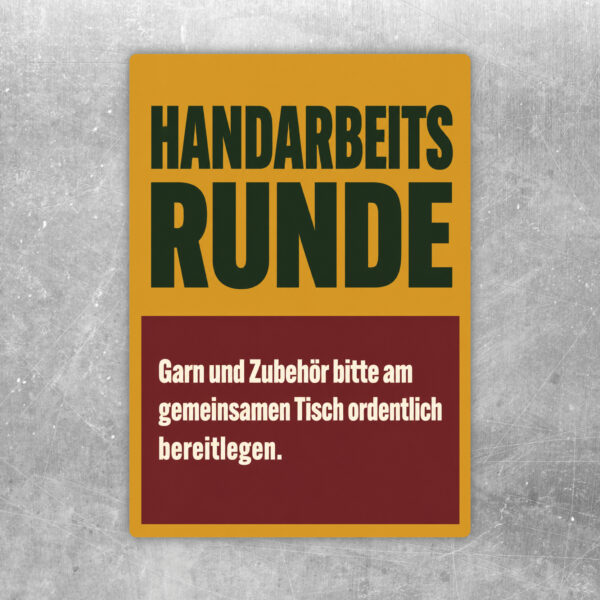 Handarbeitsrunde Aufkleber mit Personen am Kreativtisch, Garn, Nadeln und Hinweis zum Bereitlegen von Zubehör.