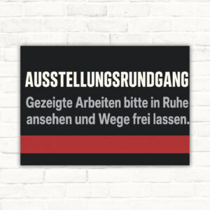 Ausstellungsrundgang Schild mit Text „Gezeigte Arbeiten bitte in Ruhe ansehen und Wege frei lassen“ im Querformat.