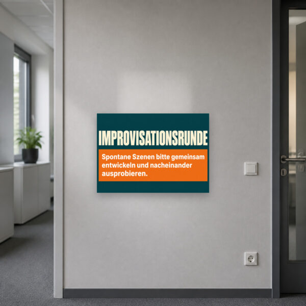 KI-generiertes Anwendungsbeispiel: Improvisationsrunde Schild als Plakatmotiv für Theaterworkshop mit tanzenden Figuren.