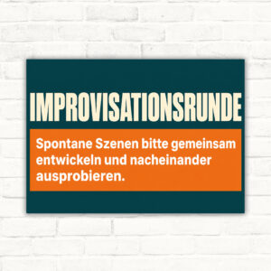 Improvisationsrunde Schild mit Text „Spontane Szenen bitte gemeinsam entwickeln und nacheinander ausprobieren“ im Querformat.