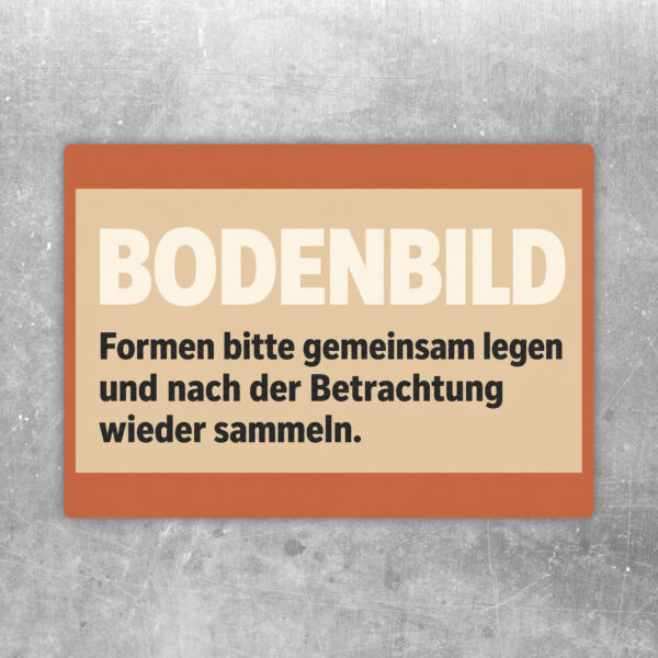 Aufkleber Bodenbild mit Kindern beim Formenlegen, buntem Schriftzug und Hinweis zum gemeinsamen Sammeln.