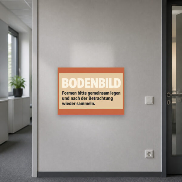 KI-generiertes Anwendungsbeispiel: Bodenbild Schild mit Kindern und bunten Formen als Hinweis für Gruppenraum oder Kita.