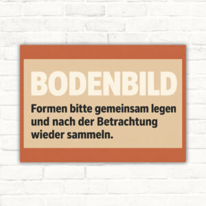 Bodenbild Schild mit Text „Formen bitte gemeinsam legen und nach der Betrachtung wieder sammeln“ für Kita und Schule.