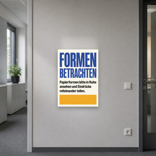 KI-generiertes Anwendungsbeispiel: Hinweisschild „Formen betrachten“ an einer Wand für Papierformen-Workshop und Austausch.