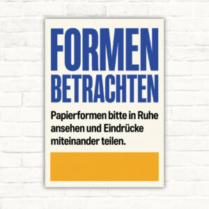 Hinweisschild „Formen betrachten“ mit Gruppe am Tisch, Papierformen und Hinweis zum ruhigen Ansehen und Eindrücke teilen.