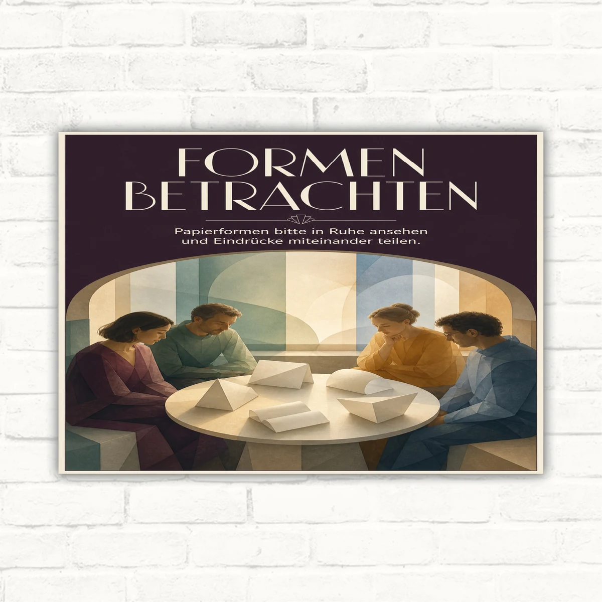 Hinweisschild „Formen betrachten“ mit Gruppe am Tisch, Papierformen und Hinweis zum ruhigen Ansehen und Eindrücke teilen.
