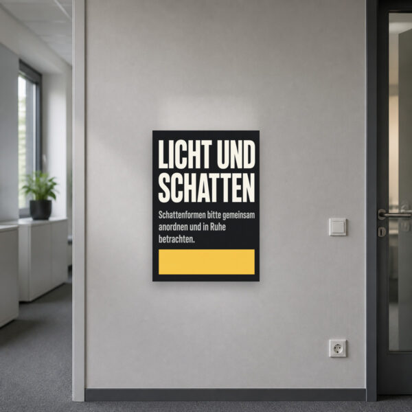 KI-generiertes Anwendungsbeispiel: Licht und Schatten Schild an einer Lernstation mit Schattenformen für Kita oder Schule.
