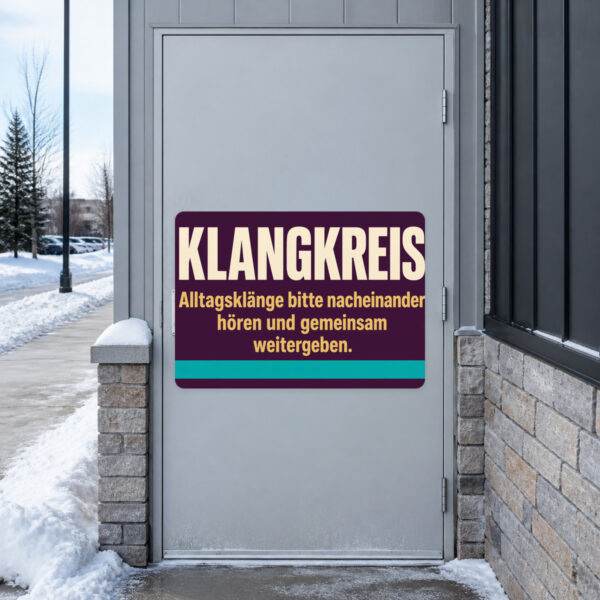 KI-generiertes Anwendungsbeispiel: Klangkreis Aufkleber auf grauem Untergrund mit farbiger Gruppenszene und Text.