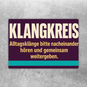 Klangkreis Aufkleber im Querformat mit Gruppe am Tisch, buntem Schriftzug und Hinweis zu Alltagsklängen.