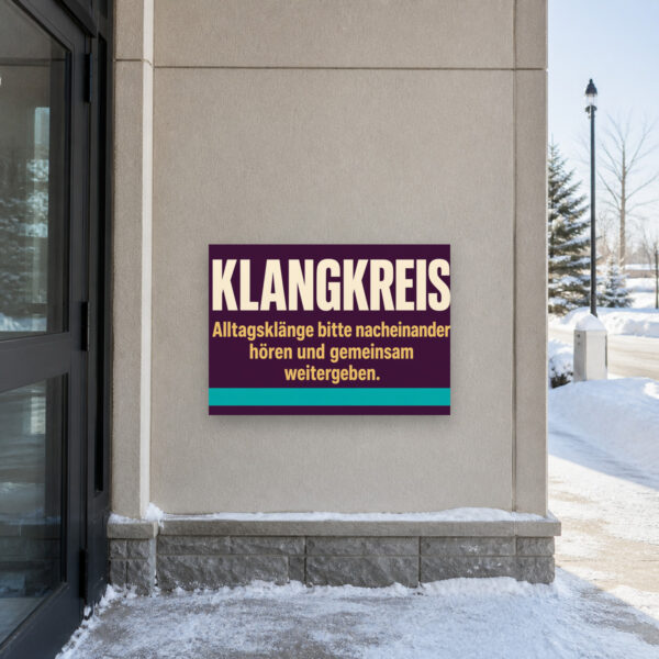 KI-generiertes Anwendungsbeispiel: Klangkreis Schild mit buntem Gruppenmotiv und Hinweis zu Alltagsklängen an einer Wand.