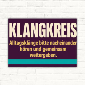 Klangkreis Schild mit Text „Alltagsklänge bitte nacheinander hören und gemeinsam weitergeben“ und Gruppenmotiv.