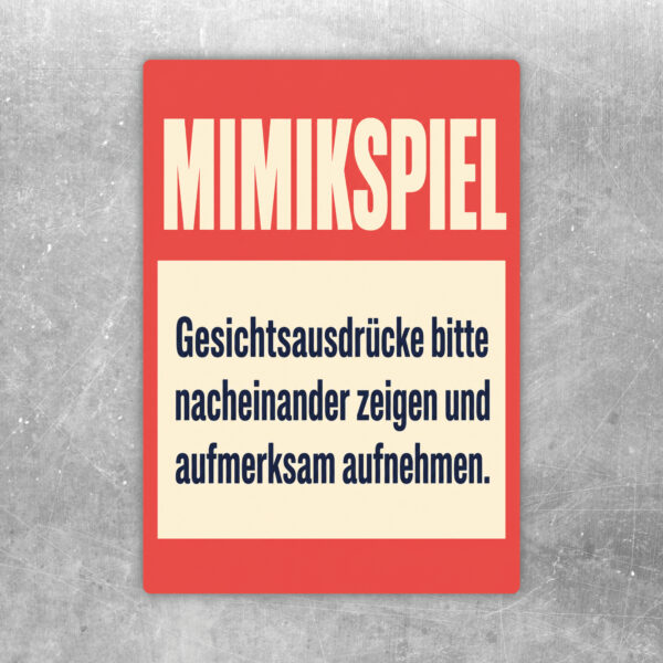 Mimikspiel Aufkleber mit Gesprächsrunde, Gesichtsausdrücken und Hinweis zum aufmerksamen Wahrnehmen.