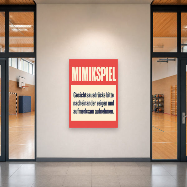KI-generiertes Anwendungsbeispiel: Mimikspiel Schild an Wand, Text zu Gesichtsausdrücken und aufmerksamem Aufnehmen.
