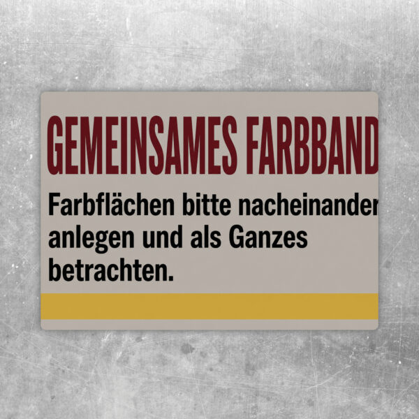 Gemeinsames Farbband Aufkleber im Querformat mit Personen und Farbflächen in Blau, Rot, Gelb, Grün und Rosa.