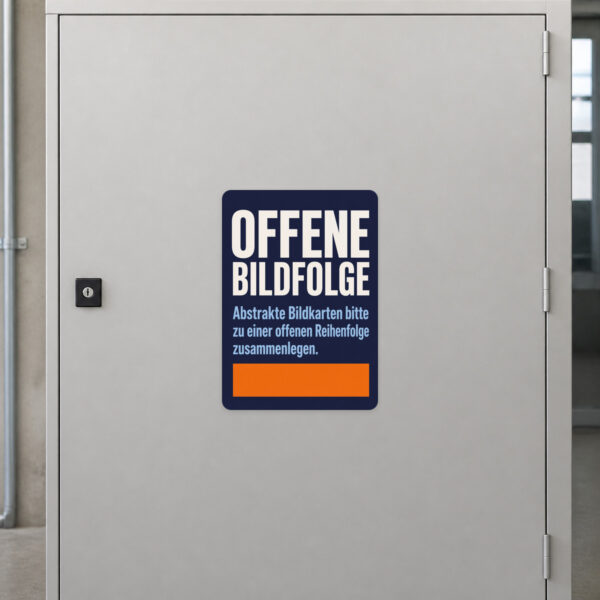 KI-generiertes Anwendungsbeispiel: Offene Bildfolge Aufkleber mit abstrakten Bildkarten auf grauem Hintergrund.