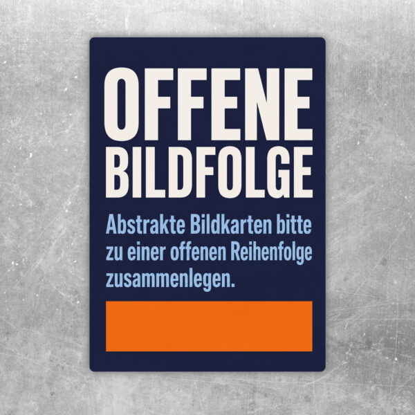 Offene Bildfolge Aufkleber mit abstrakten Bildkarten in Beige, Schwarz, Orange und Blau für Lernräume.