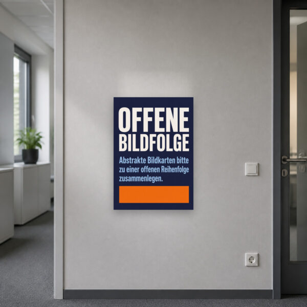 KI-generiertes Anwendungsbeispiel: Offene Bildfolge Schild mit abstrakten Bildkarten an einer hellen Wand im Lernraum.