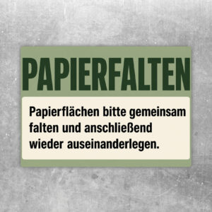 Papierfalten Aufkleber im Querformat mit Papierflächen, dunkelblauer Schrift und cremefarbenem Bastelmotiv für Kinder.