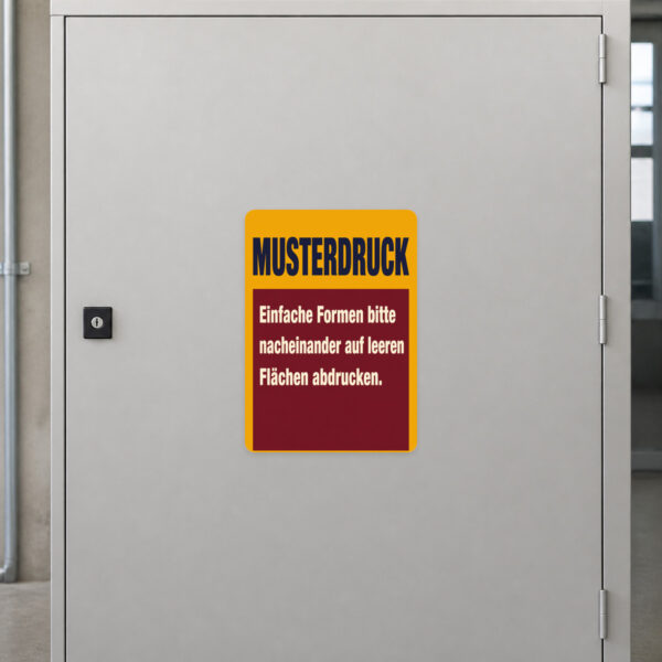 KI-generiertes Anwendungsbeispiel: Aufkleber Musterdruck mit bunten Formen auf grauer Fläche in Hochformat-Optik.