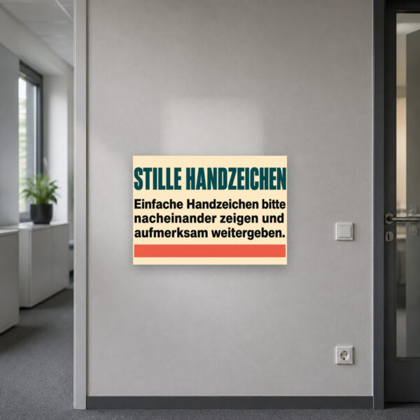 KI-generiertes Anwendungsbeispiel: Stille Handzeichen Schild im Querformat für Klassenraum oder Workshopwand.